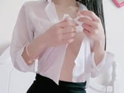 小濕妹脫掉制服黑絲正在享受手淫的高潮感覺